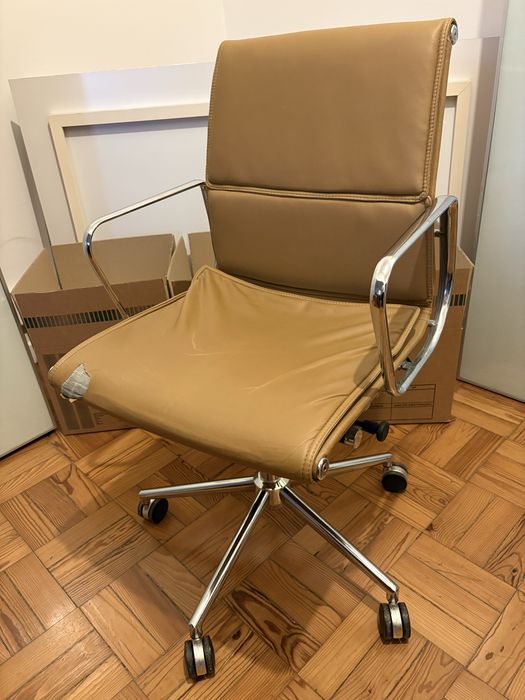 Cadeira de Escritório com rodas, Estilo Eames Soft Pad – Camel / Cromado