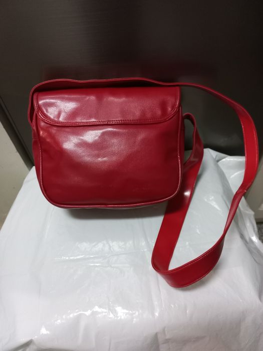 Mala de senhora vermelha com fecho e alça tiracolo