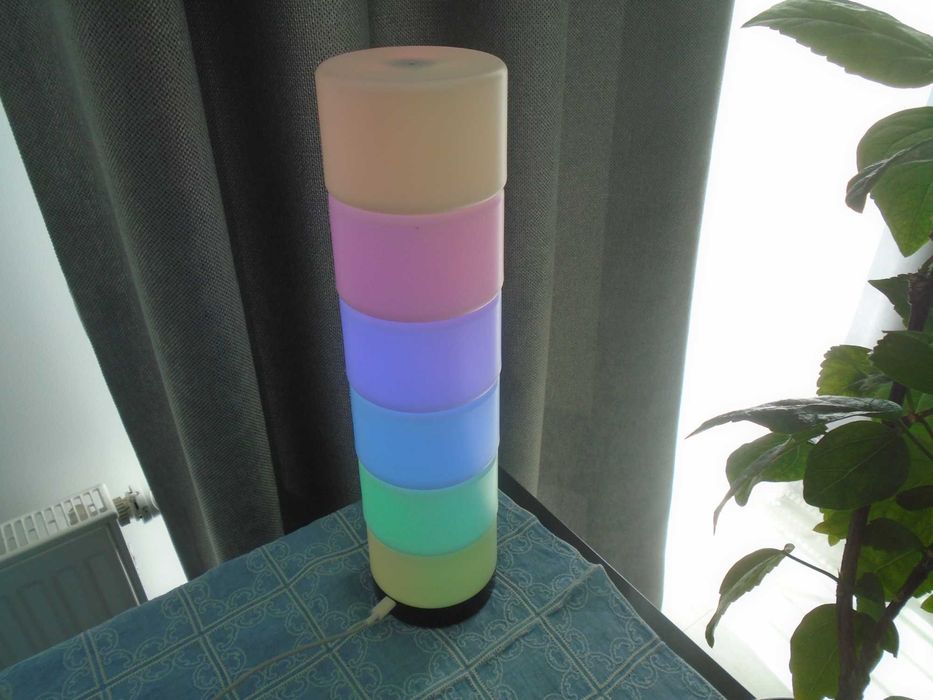 lampka LED RGB z dyskami na stosie