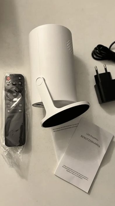 Портативний смарт-проєктор LED