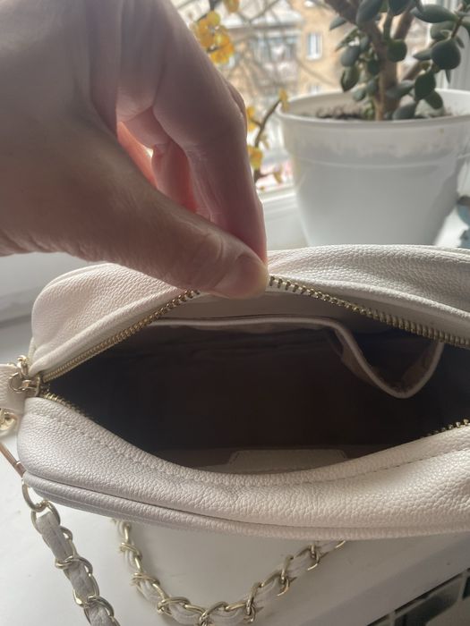 Кросбоді біла Gucci Soho Bag з тисненним логотипом GG