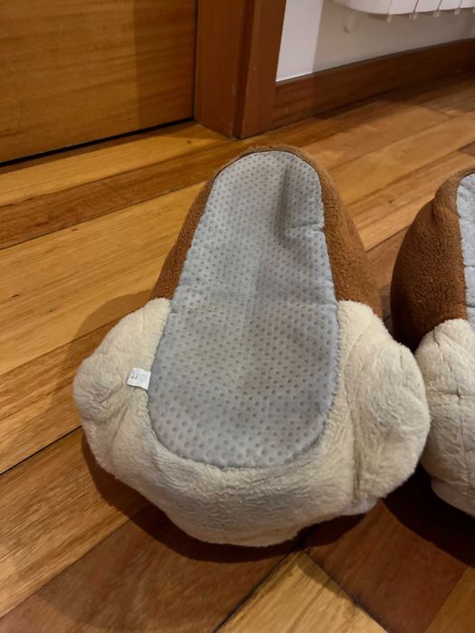 Pantufas em forma de cão