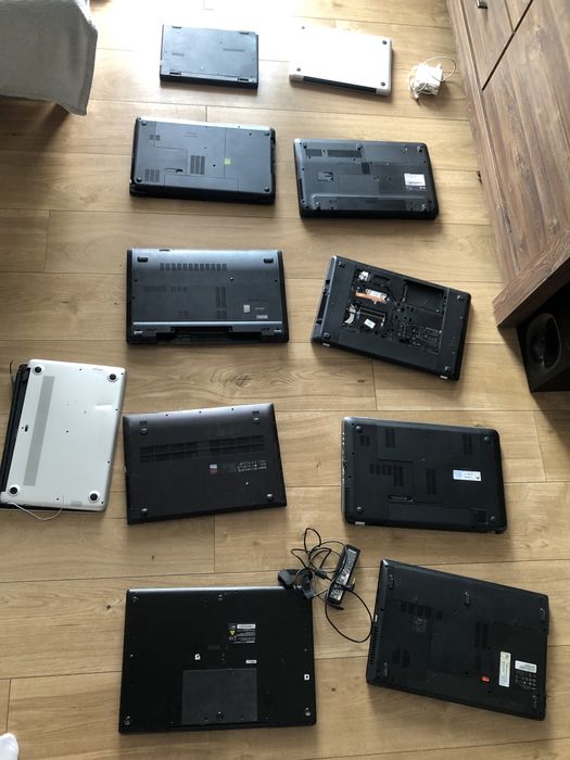 Laptop widoczne na zdjeciach