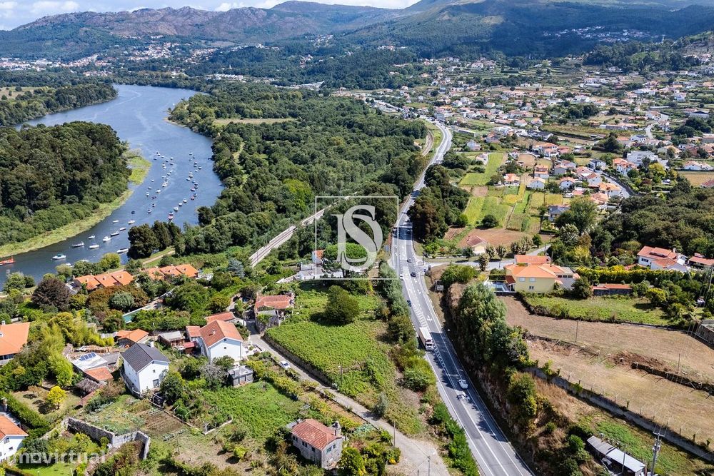 Terreno com 1381 m², junto ao Rio Minho, em Vila Nova de Cerveira