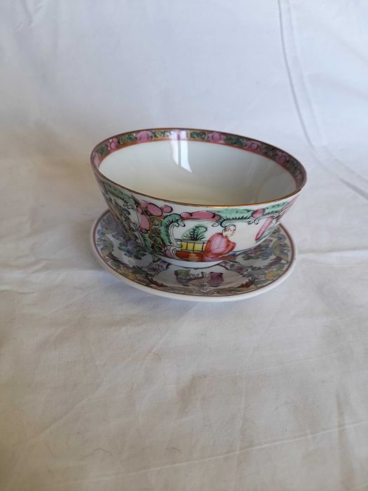 Conjunto taça e pires antigo de porcelana de Macau