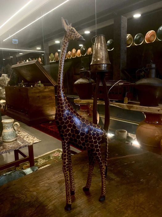 Girafa Esculpida em Madeira – Arte Africana Tradicional