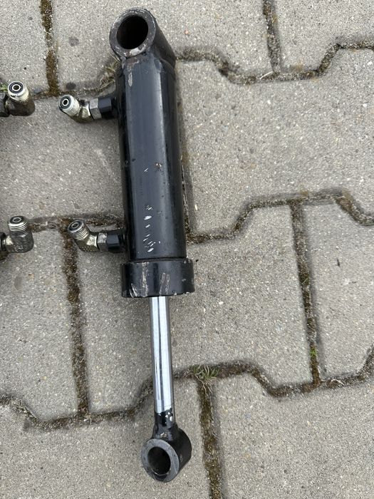 Siłownik skrętu układu kierowniczego wspomagania ciagniczek traktorek