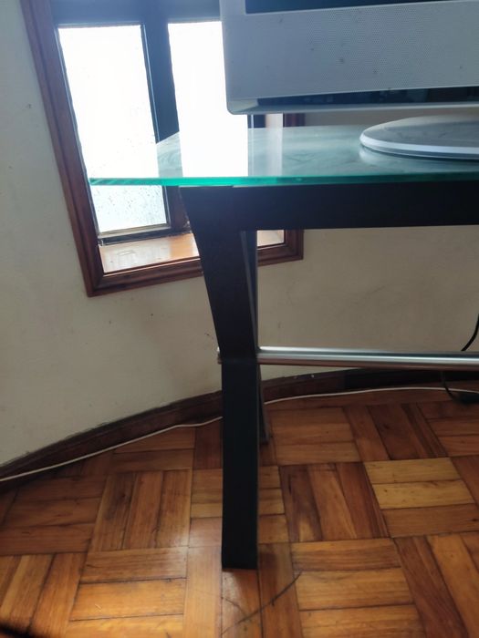 Mesa com tampo de vidro