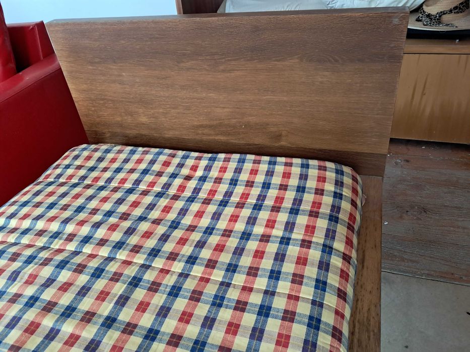 Cama individual com colchão , na praia do Furadouro