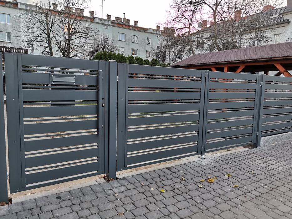 Ogrodzenie palisada nowoczesne z furtka i bramą wjazdową