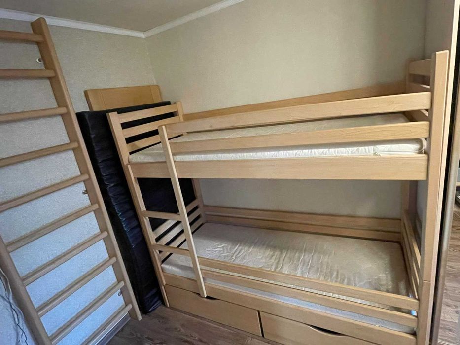 Міцне двоярусне ліжко з натурального дерева для дитячої кімнати!