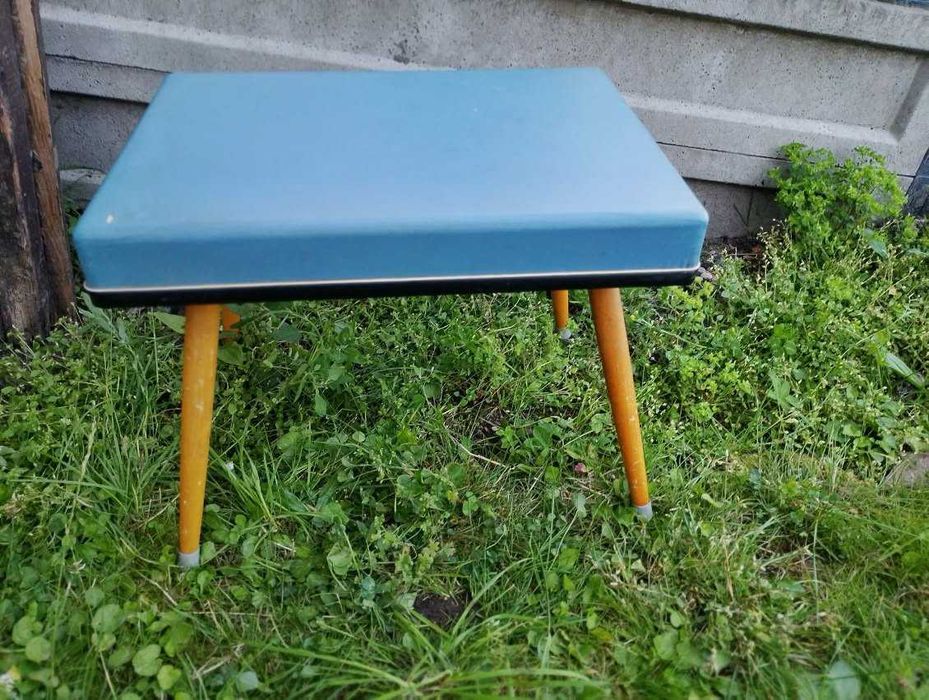 Stołek z ukrytą drabinką Hocker