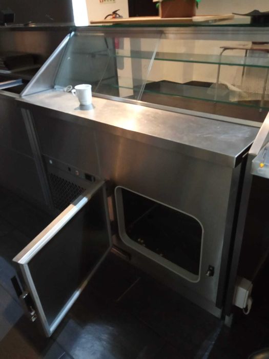 Balcão com refrigerador e vitrina