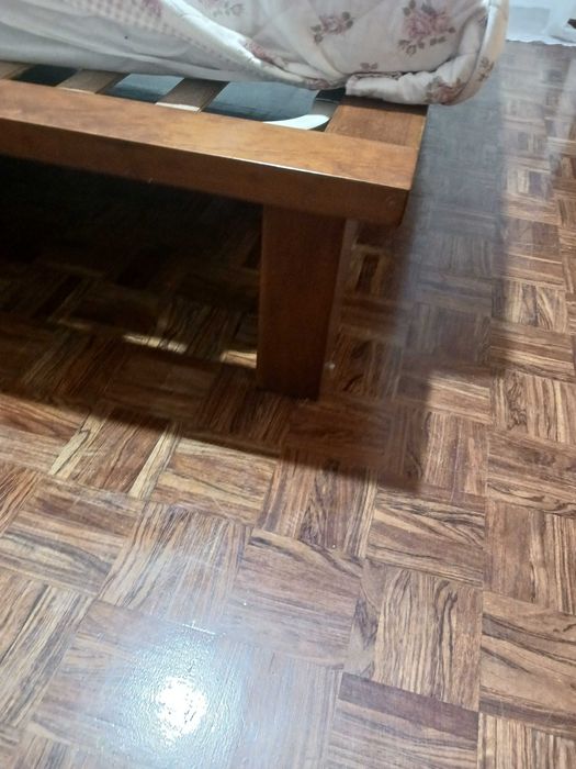 Vendo Cama de Casal de Madeira Maciça para colchão até 160x200 cm