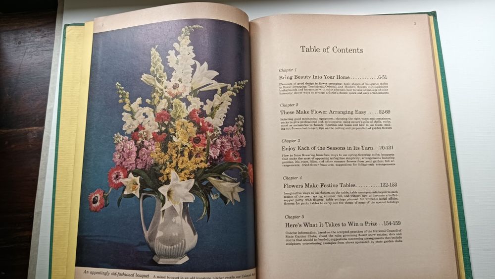 Livro vintage Flower Arranging USA de 1957