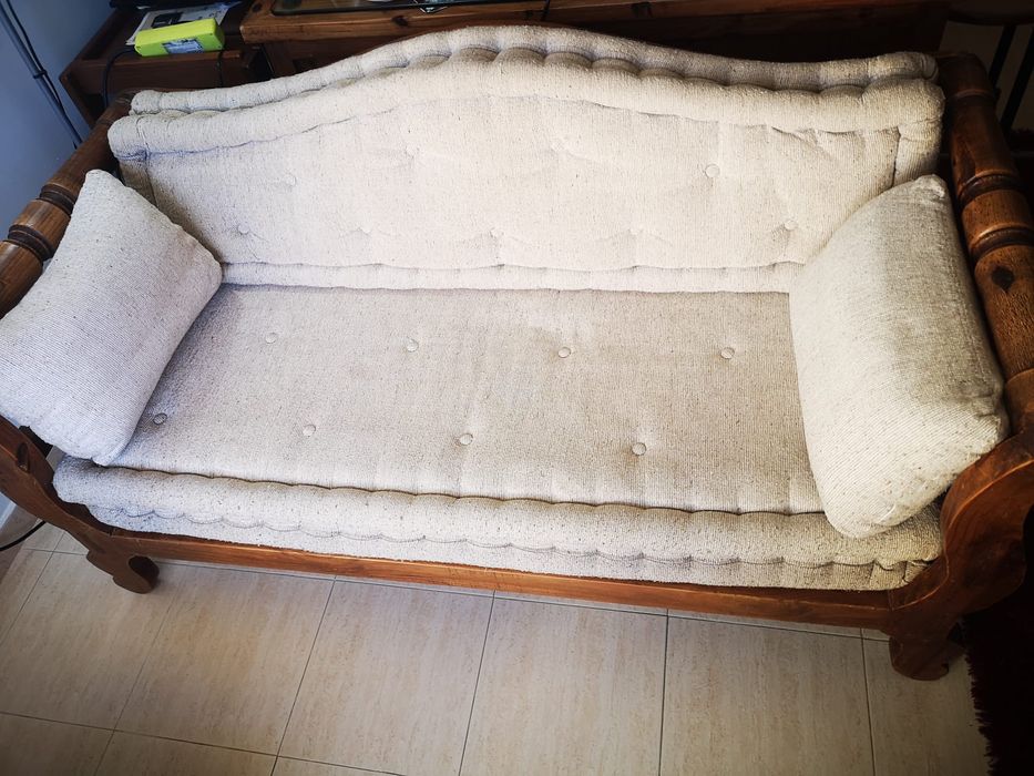 Sofá com base de madeira