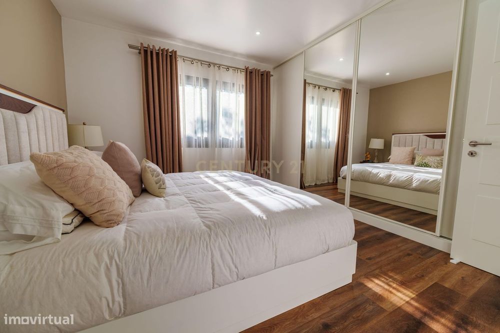 Moradia T3 com Vista Mar e Acabamentos de Excelência na Lagoa