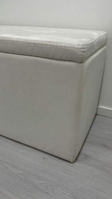 Baú em pele de pêssego como novo