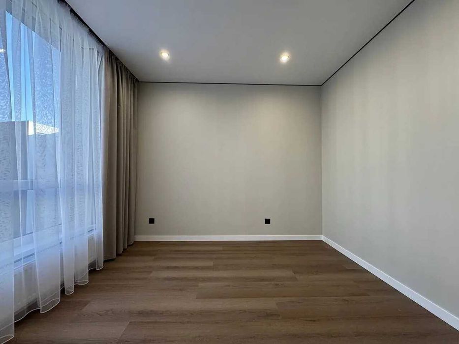 Продам! Двокімнатна з кухнею-вітальнею та великим балконом Біля річки!