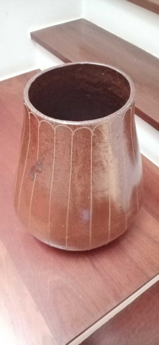 Vaso alto em barro
