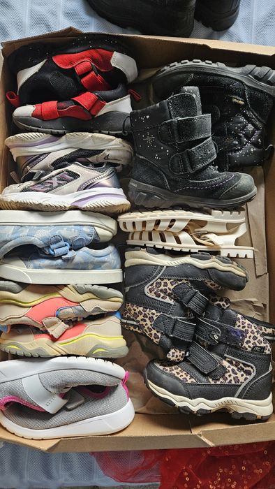 Коробка якісного дитячого взуття на 2-3 роки