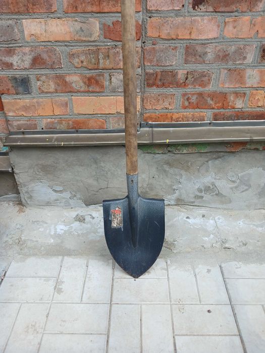 Садовый инвентарь (лопаты, грабли, ледорубы)