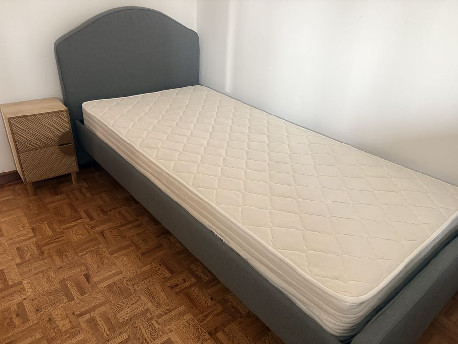 Cama, colchão e mesa de cabeceira com pouco uso