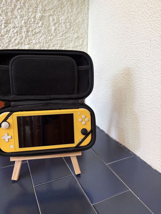 Nintendo Switch Lite amarela