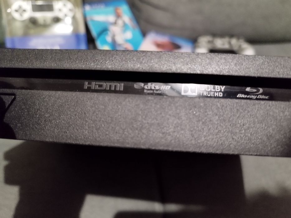 PS4 1TB - Como nova