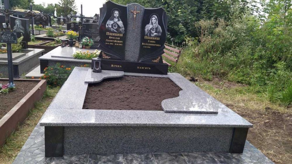 Пам'ятники з граніту.