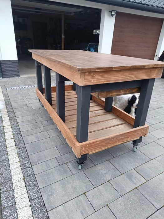 Drewniany stół warsztatowy