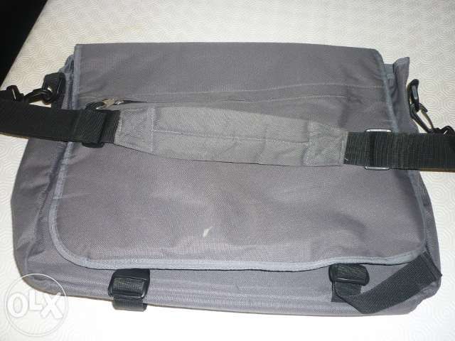 Mala multifunções cinzenta.