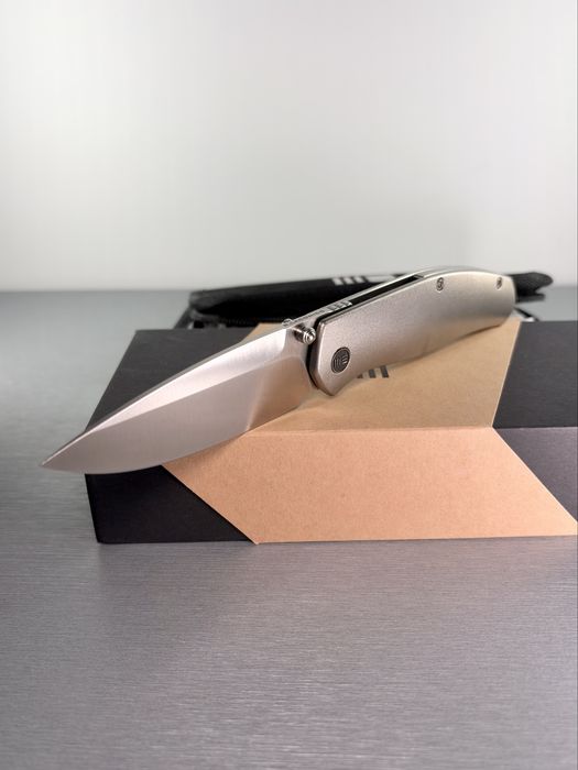 Nóż WE Knife Esprit – Titanium Orange Peel, CPM 20CV, nowy