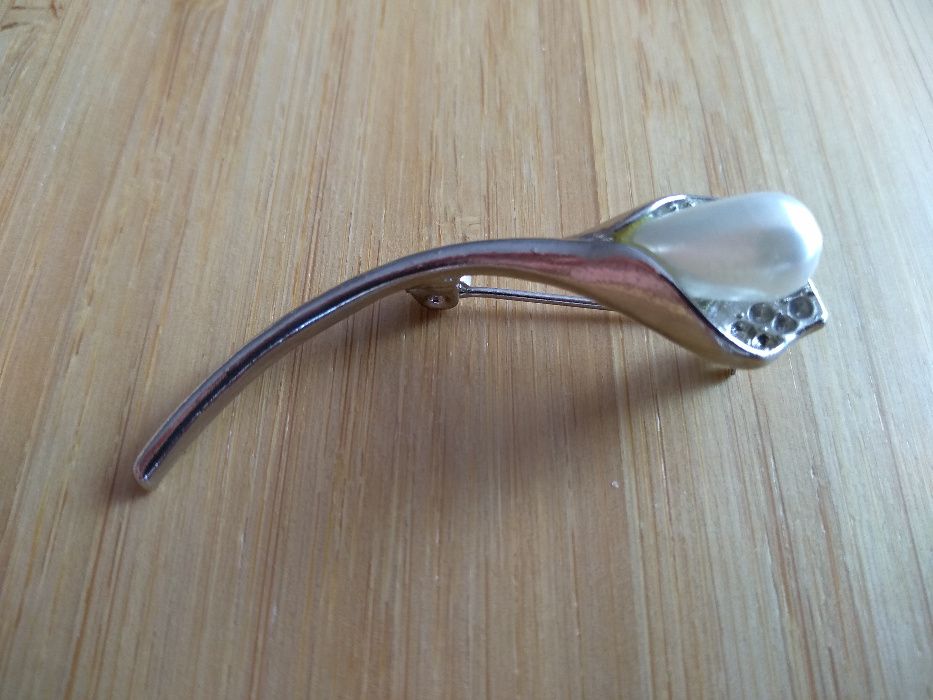 Broszka, kalia z perełką