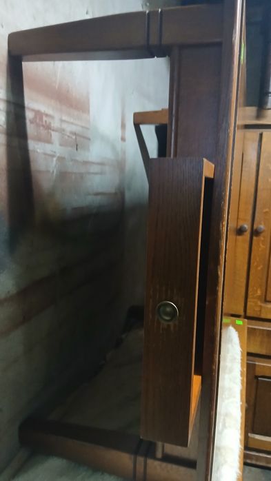 Kwadratowy stolik z szufladą