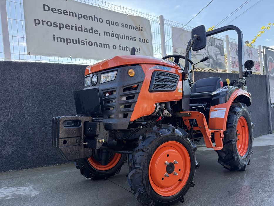 Trator RHINOCEROS 25 com matricula