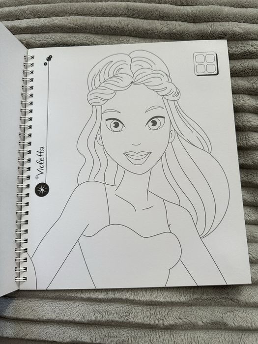 Disney Violetta Księga Urody kolorowanka