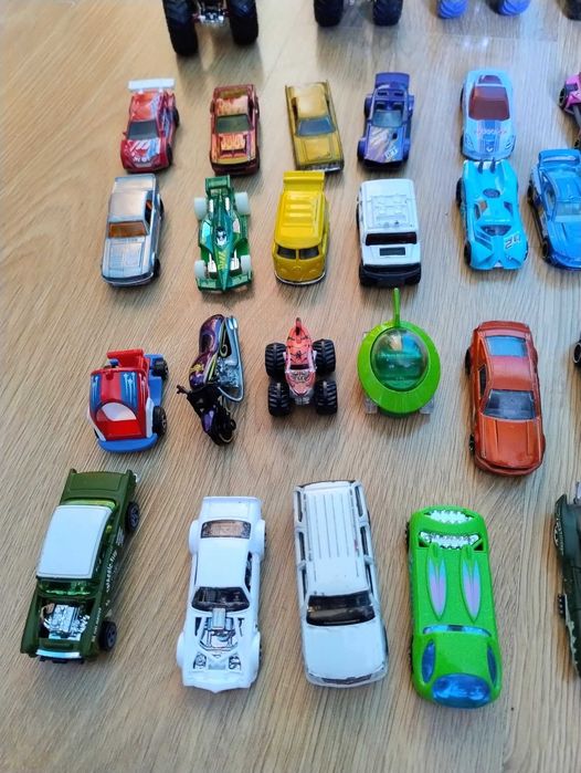 Zestaw modeli samochodzików Hot Wheels oraz Monster Trucks 45sztuk
