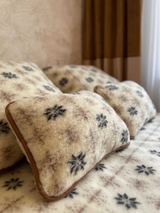 Dwie poduszki (60x40cm) z wełny owczej Merino 100%