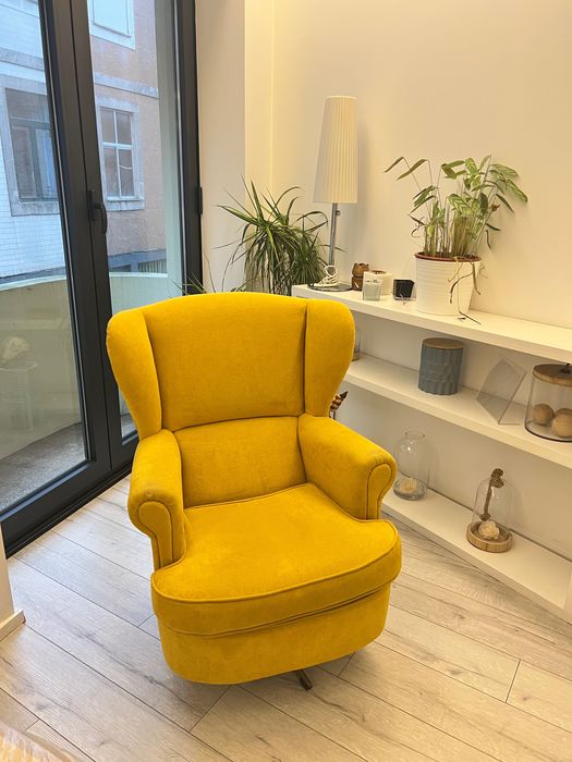 Poltrona Orejera em Veludo Mostarda (Design Moderno)