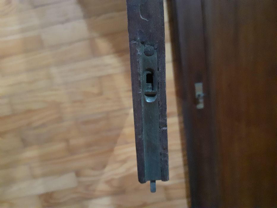 Duas portas de roupeiro antigas de madeira cerejeira.