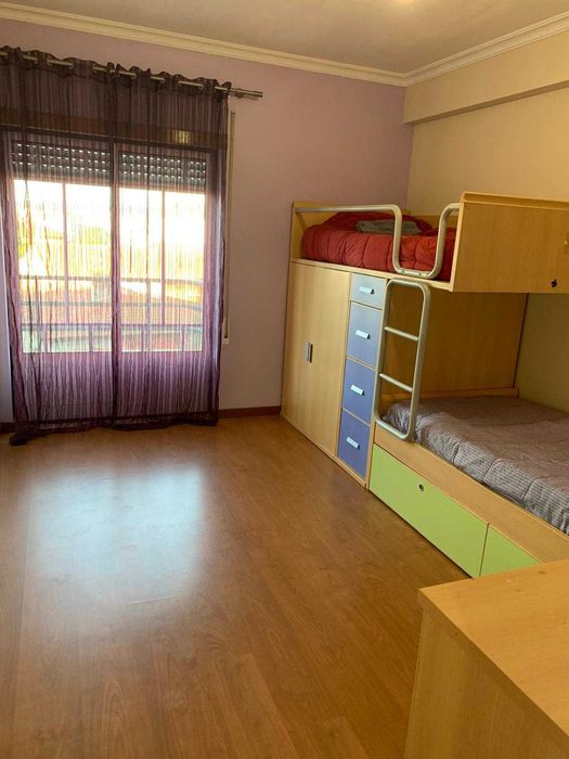 Quarto duplo (adolescente) c/roupeiro, secretária, gavetas e colchões.