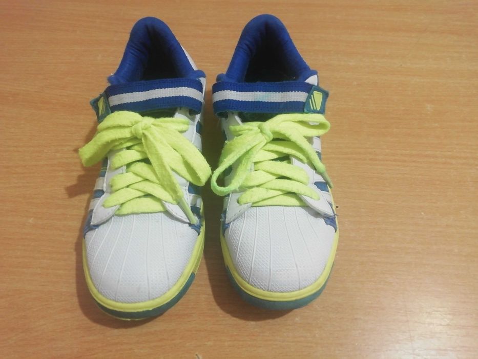 Зручні кросівки, розмір 35 (устілка 23 см), 50 грн.