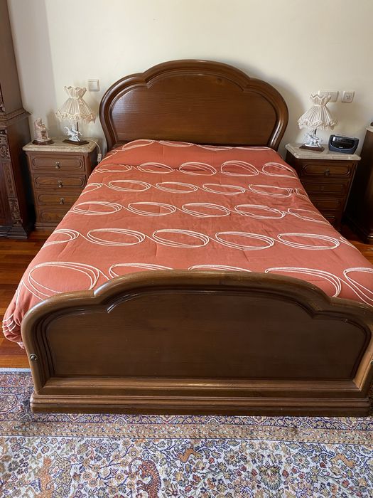 Quarto de casal em madeira de castanho! Com comoda com tampo em mármore e espelho e duas mesinhas de cabeceira com tampo em marmore! Colchão e estrado