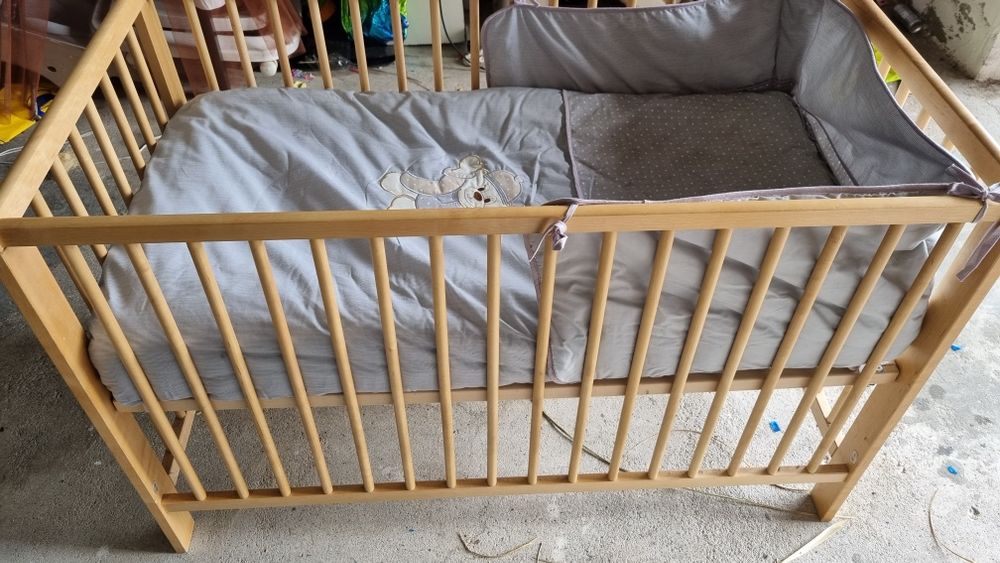 Cama de bebe em madeira com estrado com niveis d altura