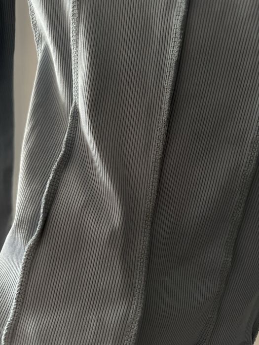 Лонгслів зі швами