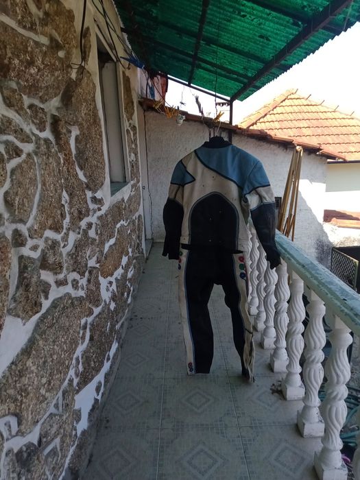 Casaco e calças de cabedal