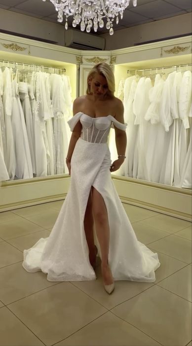 Весільна сукня з корсетним верхом та розрізом