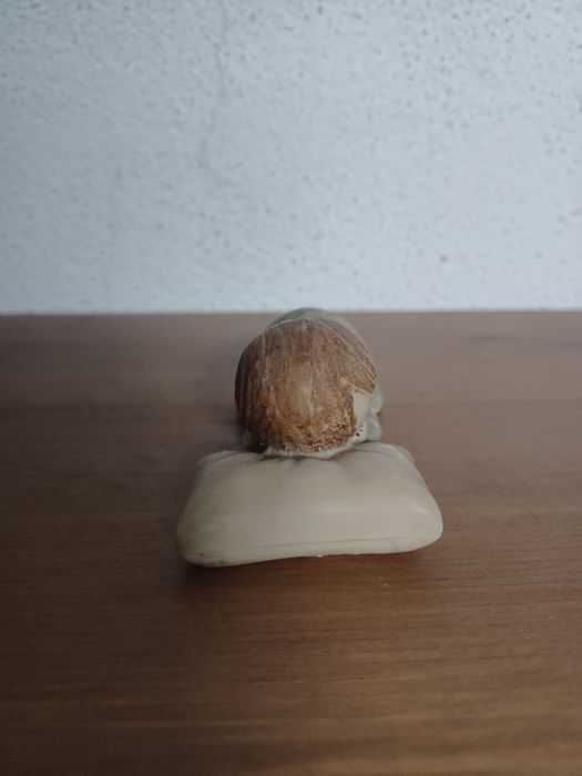 Menino soneca em porcelana biscuit