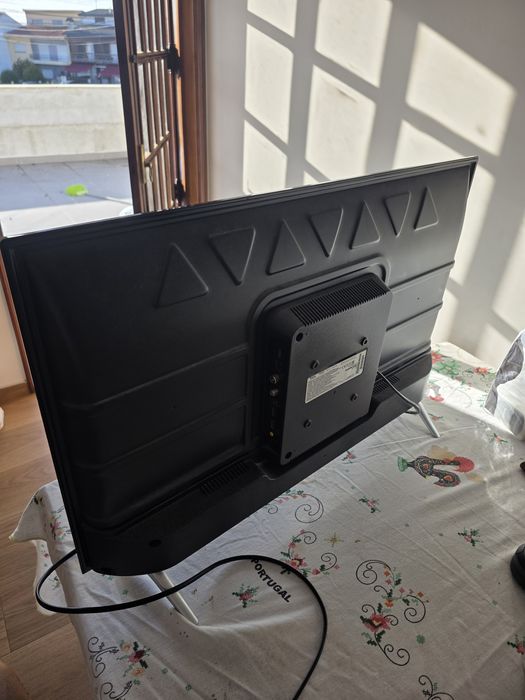 Televisão tcl quase nova